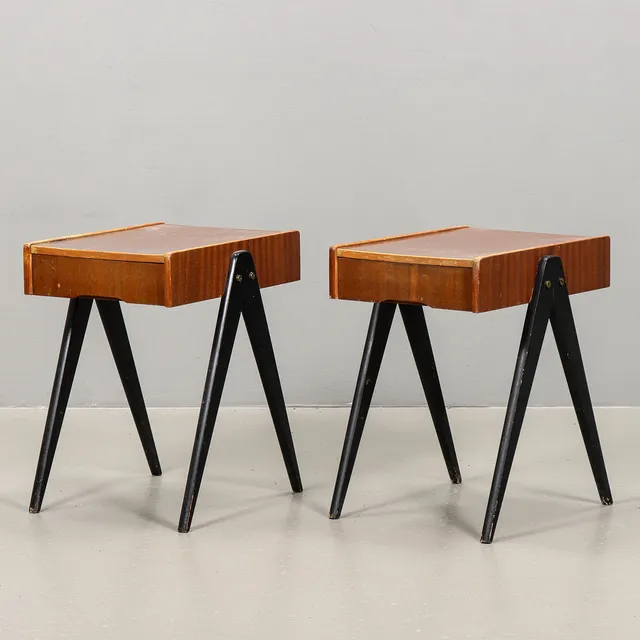 SÄNGBORD 1 par, Mahogny, svärtade benställningar, 1950-tal.