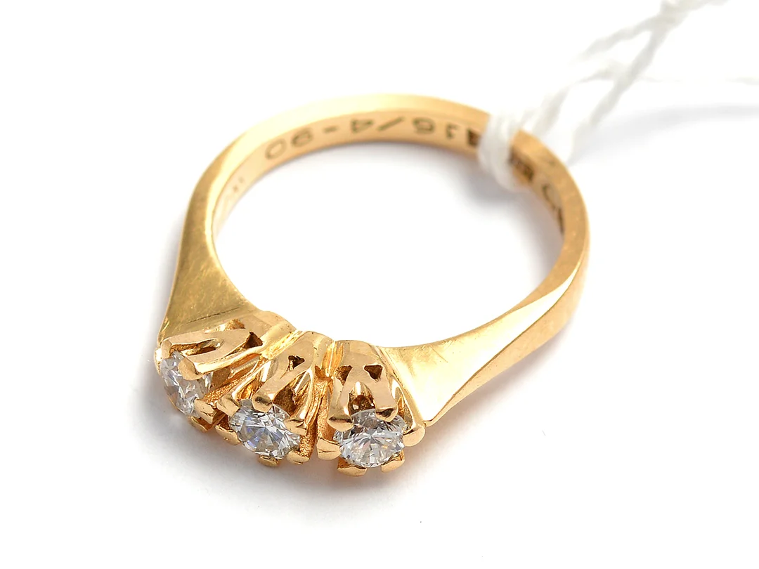 Ring 18K Ø16½ 3,6g med diamanter 3xca 0,16ct, gravyr — Smycken/Ring — Kaplans