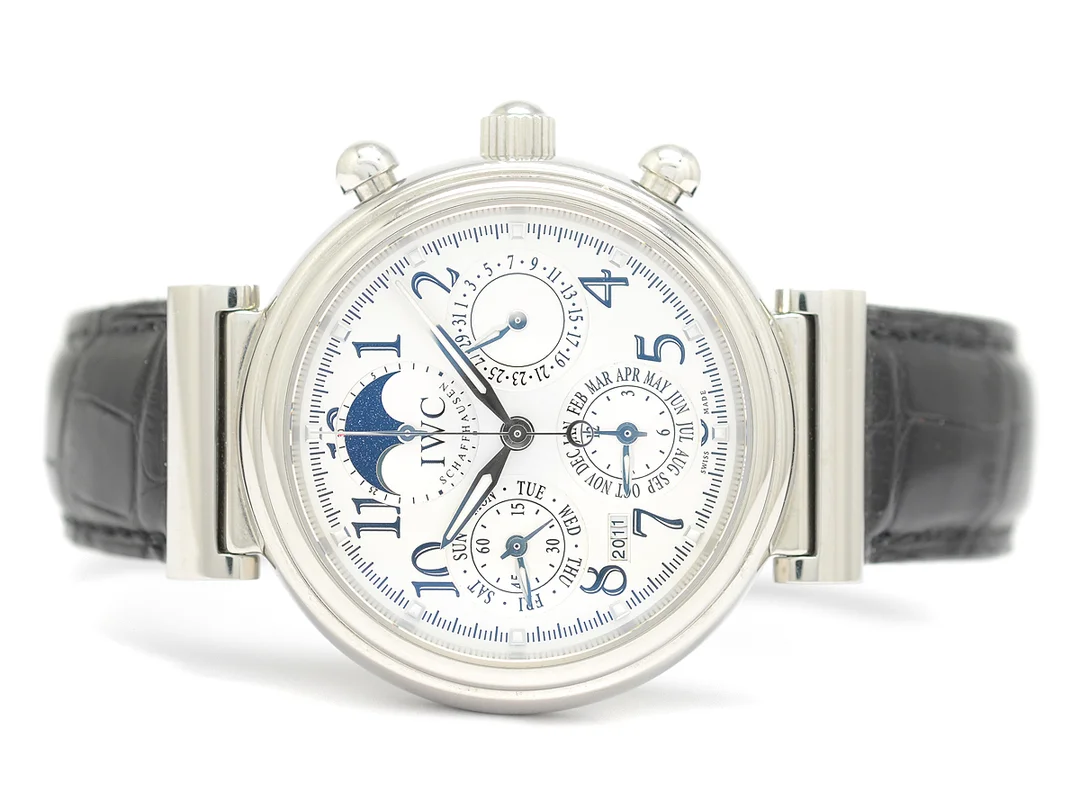IWC, Schaffhausen, Da Vinci, Cal 79261, Serie nr. 2780438, Ref nr. 3758-03, Boett nr. 3109675, kronograf, herrur, 41,5 mm, stål, automatisk, safirglas, evighetskalender (dag, datum, månad, år), månfas, läderband, viklås, cert, december 2008, träbox, ytterkartong. — Klockor/IWC — Kaplans