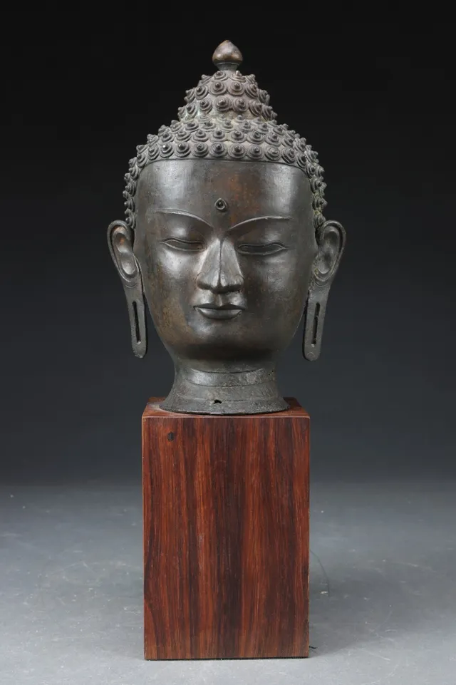 Buddhahoved af patineret bronze, Thailand antagelig 1500 / 1600-tallet