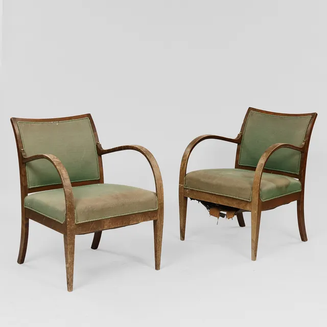 DANSK MØBELSNEDKER. Et par lænestole af bejdset birk med svungne armlæn og detaljer af messing, Danmark, 1900-tallets første halvdel, (2).