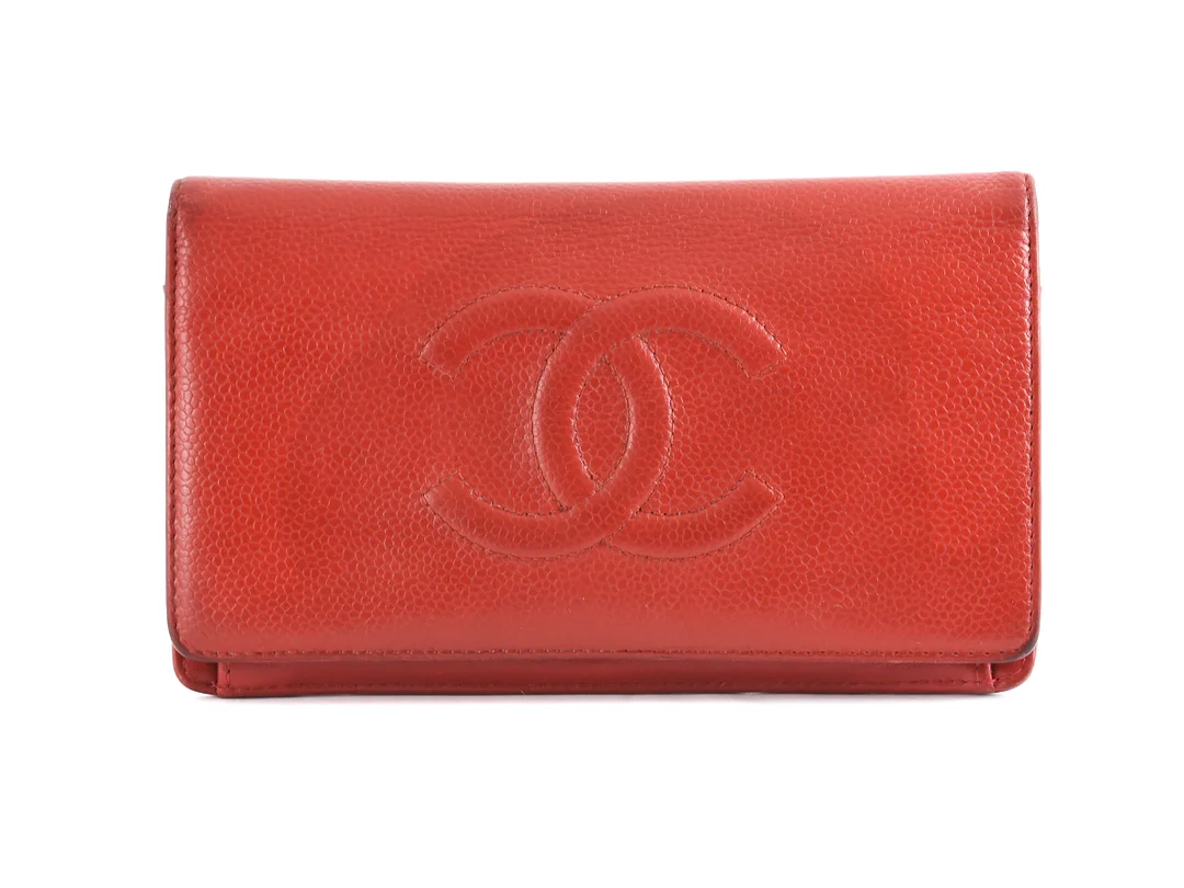 PLÅNBOK, CHANEL, rött kvaviar läder, 8 st kontokortsfack, mynt, sedel, 18x10 cm, hologrammärkt 15012442, visst slitage. — Accessoarer/Plånböcker — Kaplans