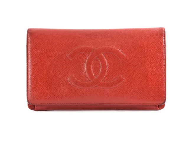 PLÅNBOK, CHANEL, rött kvaviar läder, 8 st kontokortsfack, mynt, sedel, 18x10 cm, hologrammärkt 15012442, visst slitage.