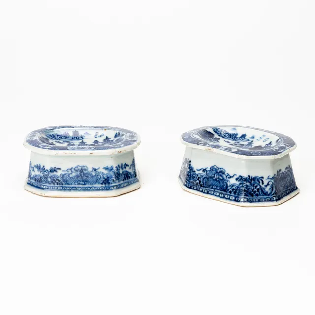 SALTKAR, 2 st, porslin Qianlong (1736-1795).
