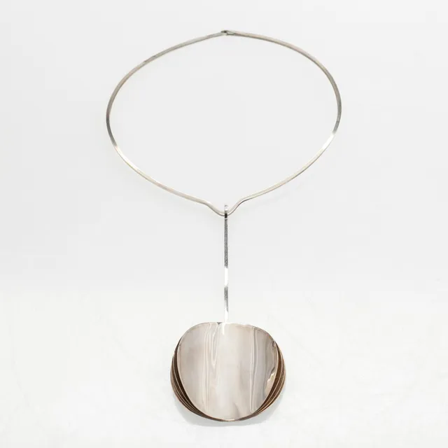Mirjam Salminen, halssmycke, silver, Kaunis Koru, Helsingfors 1972.