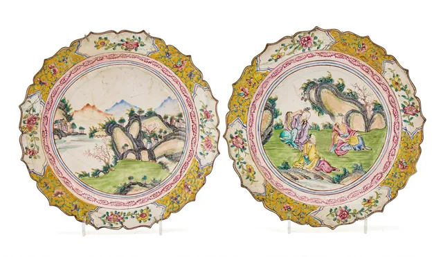 Two famille rose Canton enamel plates, lobed rim, decorated with landscape and figural scenery, resp. Qianlong 1(736–1795) period. Diam. 25.5 cm. (2)