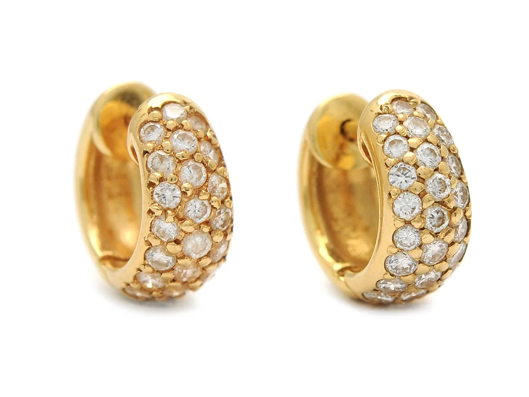 STRÖMDAHLS, örhängen, 18K guld, 50 briljantslipade diamanter ca 1,01 ct W/VS, huggies, stift, vikt 6 g. — Smycken/Örhängen — Kaplans