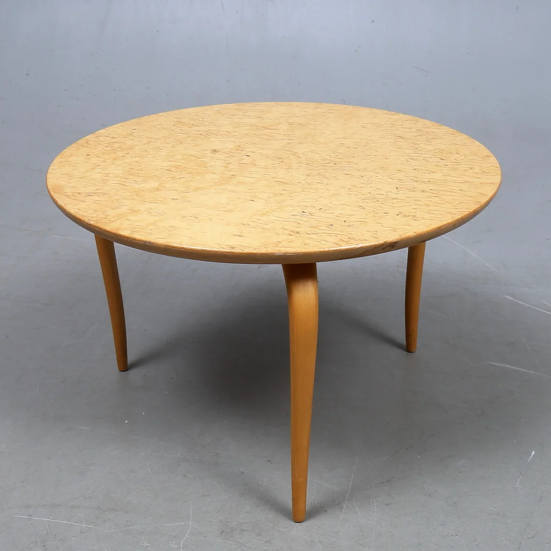 BRUNO MATHSSON. Soffbord, "Annika", masurbjörk, Firma Karl Mathsson, Värnamo 1960-tal. — Tables — Auktionshuset Kolonn