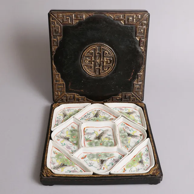 Kinesisk cabaretfad af porcelæn i æske af udskåret og forgyldt hardwood, Qing, 1800-tallet.