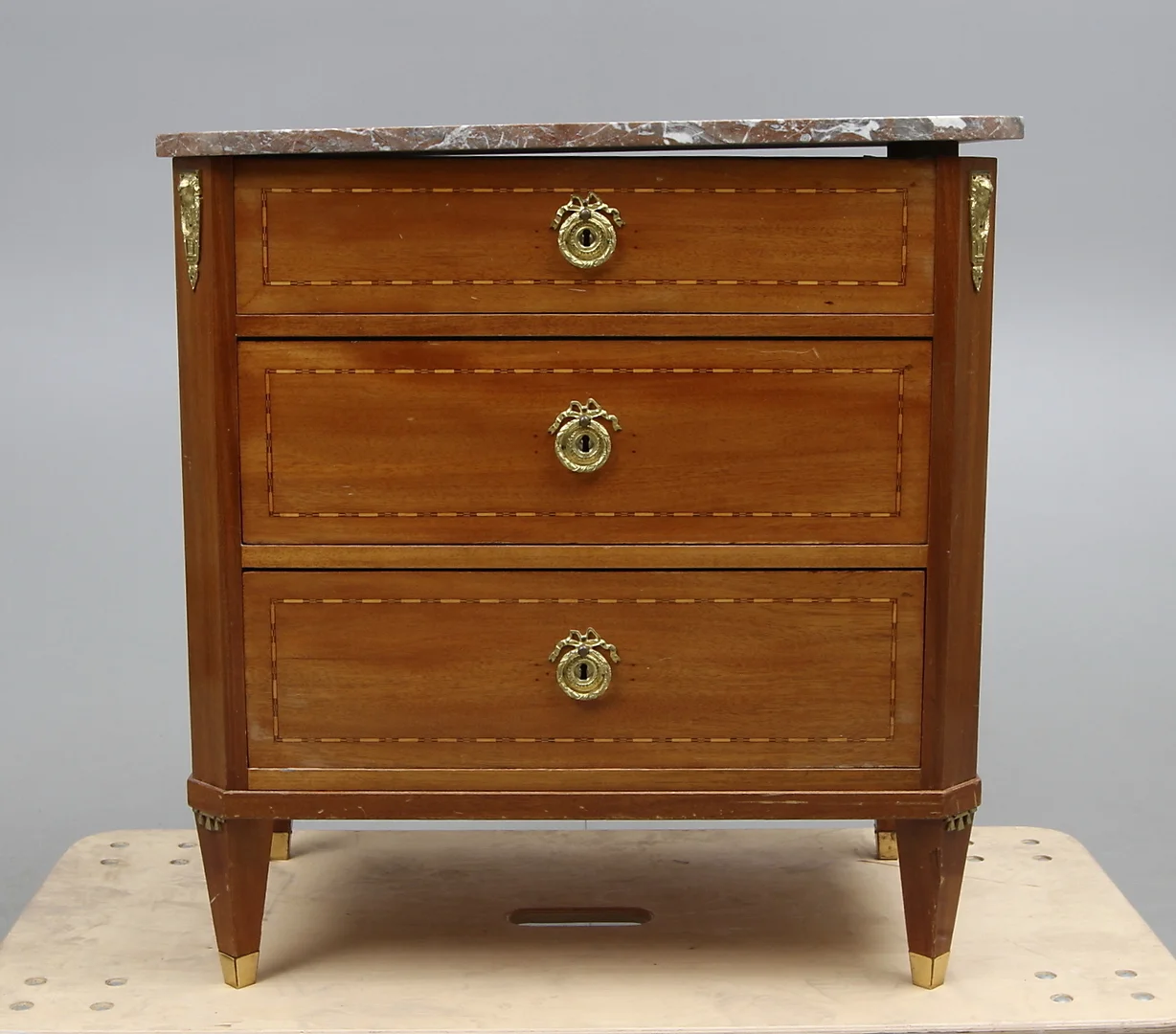 BYRÅ, med stenskiva, Gustaviansk stil, 1900 talets början. — Chests of drawers — Gomér & Andersson Linköping