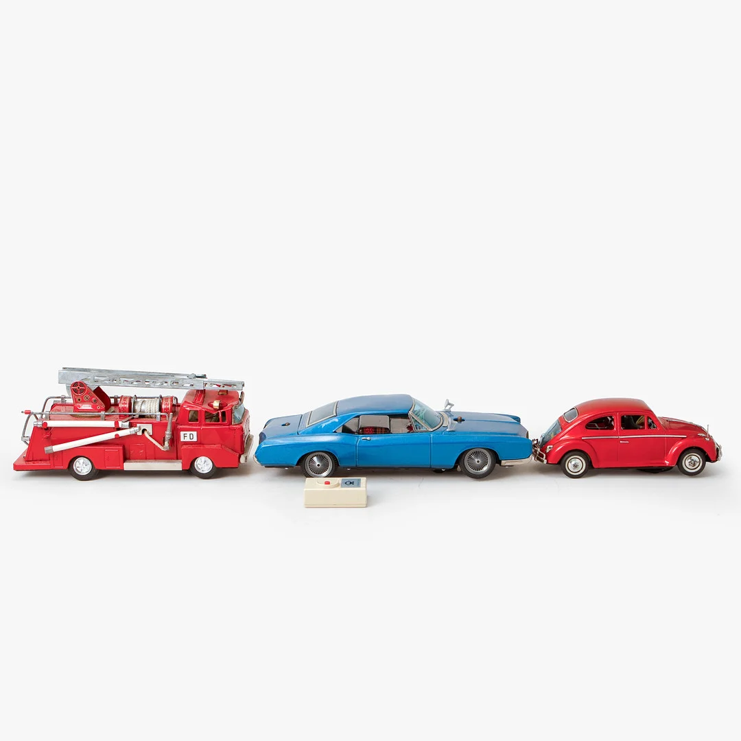 PLÅTBILAR, 3 st, Japan, batteridrivna. — Model cars — Göteborgs Auktionsverk