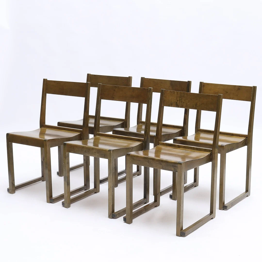 SVEN MARKELIUS. 6 st, betsad björk, stapelbara, "Orkesterstolen", formgivna 1930. — Armchairs & Chairs — Auktionsmagasinet Vänersborg