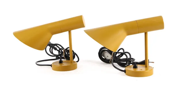 Arne Jacobsen for Louis Poulsen. Pair of AJ wall lamps, ochre yellow (2)