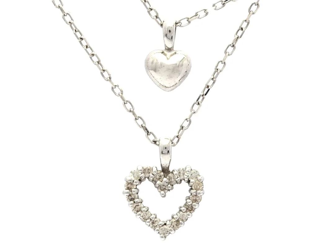 COLLIER, 18K vitguld, 18 briljantslipade diamanter ca 0,12 ctv, hjärtan, längd 40 cm, vikt 1,8 g. — Smycken/Collier — Kaplans