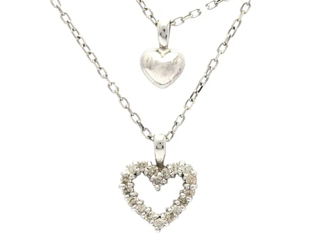 COLLIER, 18K vitguld, 18 briljantslipade diamanter ca 0,12 ctv, hjärtan, längd 40 cm, vikt 1,8 g.