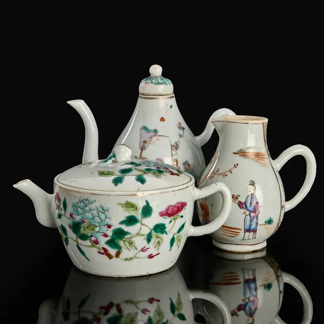 KANNOR (3), varav två med lock, porslin, Kina, dekor i famille rose av figurscener och blommor, sent 1700-tal, samt omkring 1900.