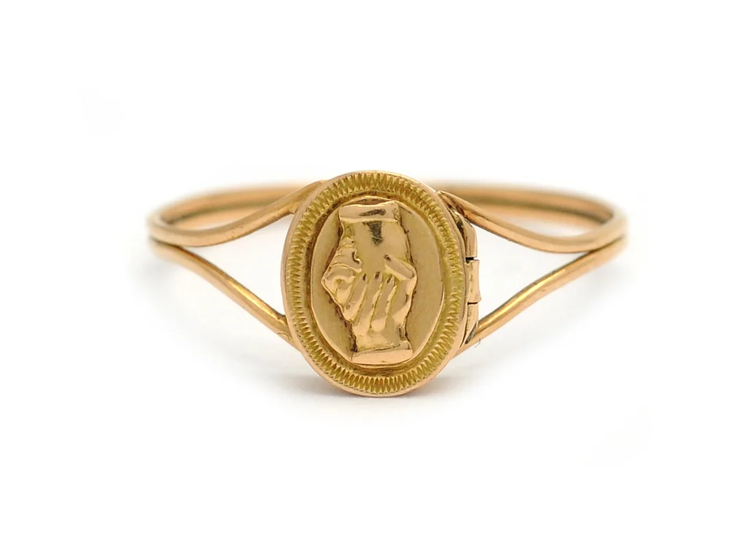 RING, 18K guld, antik, giftgömma, gömmans ovansida med motiv i relief föreställande två förenade händer, stl 17,5 mm, svenska stämplar, vikt 1,2 g. — Smycken/Ring — Kaplans