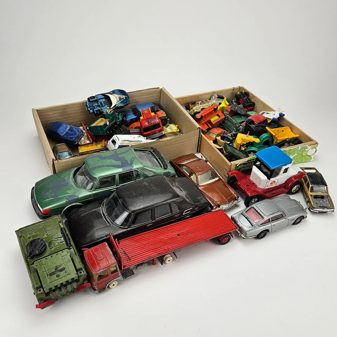 LEKSKSBILAR, plåt och plast, 1900-tal. — Model cars — Auktionshuset Thörner & Ek
