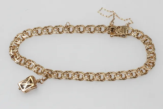 ARMBAND BISMARCK MED EN BERLOCK, 18k guld, vikt ca 15,2 gr.
