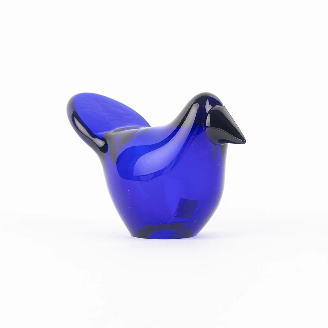 OIVA TOIKKA. Figurin, "Sieppo" / "Flugsnappare", glas, signerad, Nuutajärvi Notsjö, etikettmärkt Arabia. — Art glass — Auktionshuset Kolonn
