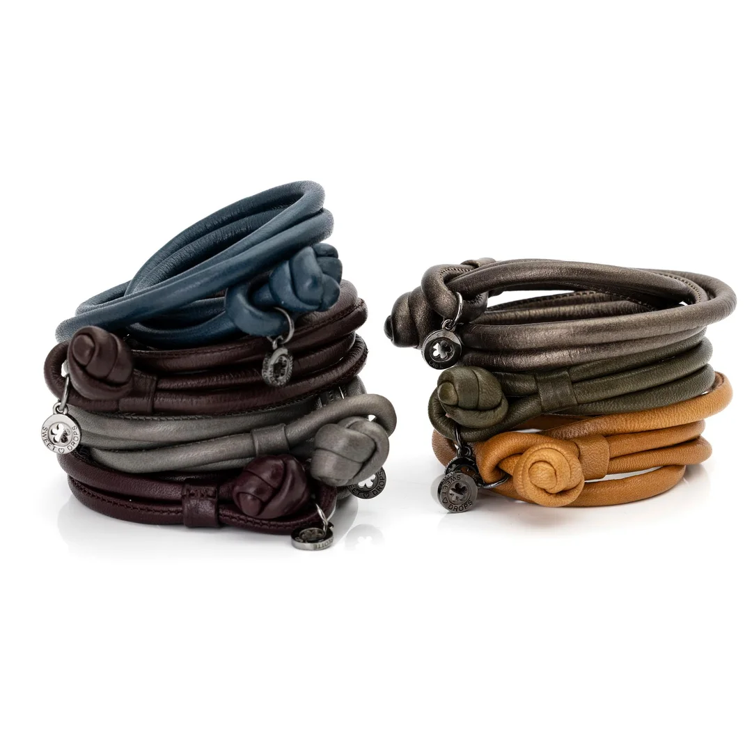 Ole Lynggaard, armband i läder, 7 st, till "Sweet Drops", design Charlotte Lynggaard. — Smycken/Armband — Bukowskis