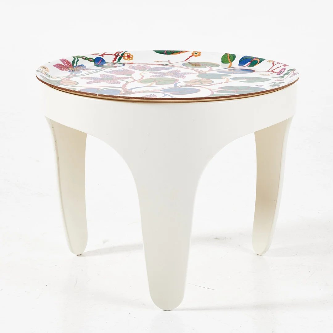 MARGOT BAROLO OCH MÄRTA FRIMAN. Brickbord, "Sunday Noon", Firma Svenskt Tenn, underrede i vitlackerat böjträ, bricka i Josef Franks " Teheran". — Tables — Stockholms Auktionsverk Magasin 5