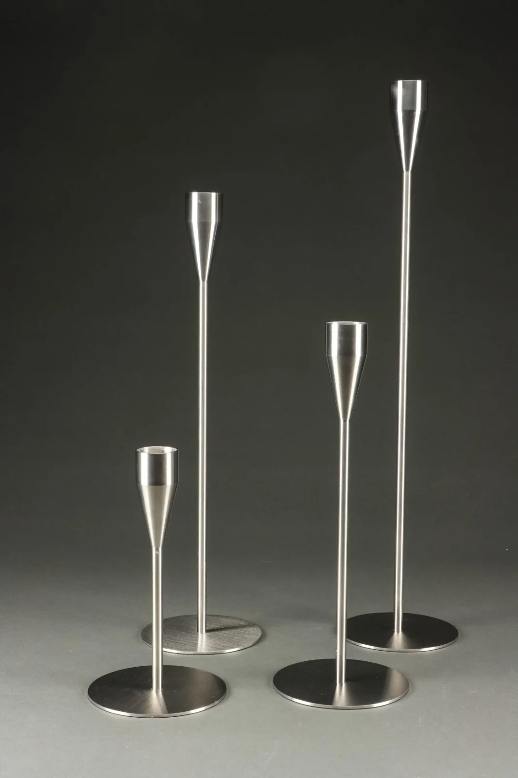 Piet Hein. Fire 'mega' / 'maxi' lysestager af børstet stål samt fire tilhørende lysmanchetter (4+4) — Silver, bronze, copper and pewter/Silver candlesticks — Lauritz