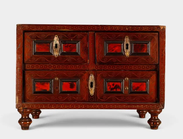 Arquilla papelera española en nogal, madera ebonizada, marquetería de boj y carey, del siglo XVII.