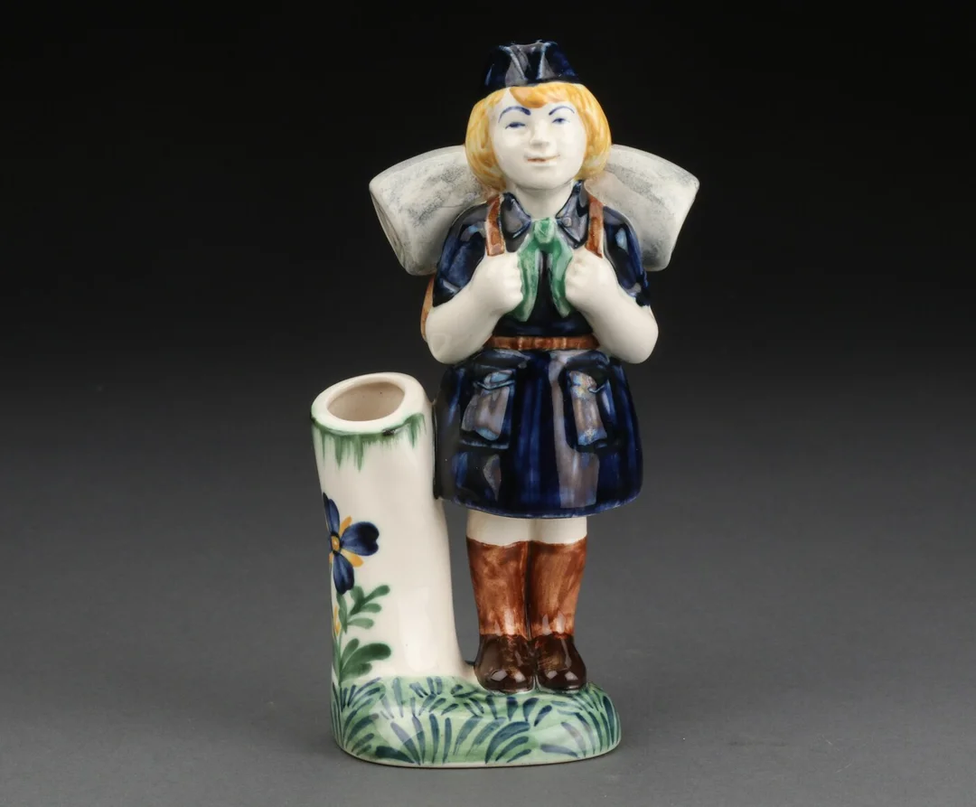 Herluf Jensenius for Aluminia. Børnehjælpsfigurer ' spejder pige'. 1. sort. — Glass, porcelain and ceramics/Figures — Lauritz