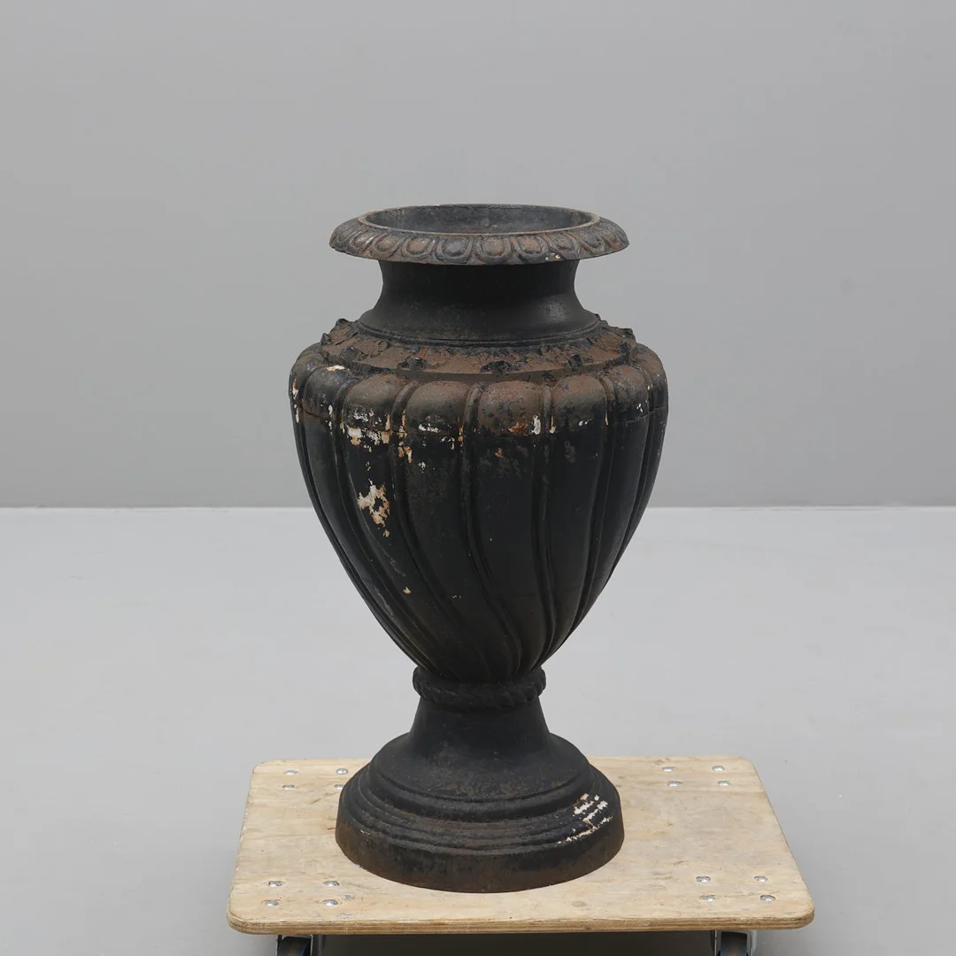 URNA, Gjutjärn 1900-talets mitt. — Garden Sculptures & Urns — Södermanlands Auktionsverk