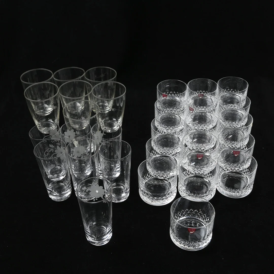 SERVISDELAR, totalt 30 st, varav 16 st seltersglas Orrefors. — Tableware — Kalmar Auktionsverk