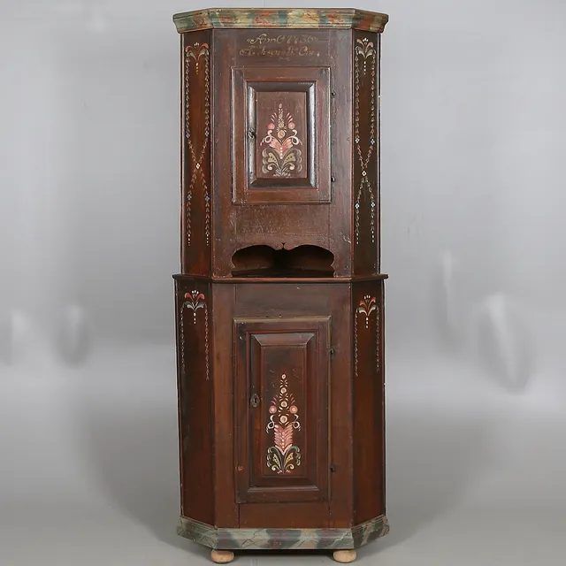 HÖRNSKÅP, 2 delar, bemålat trä, allmoge, 1800-tal.