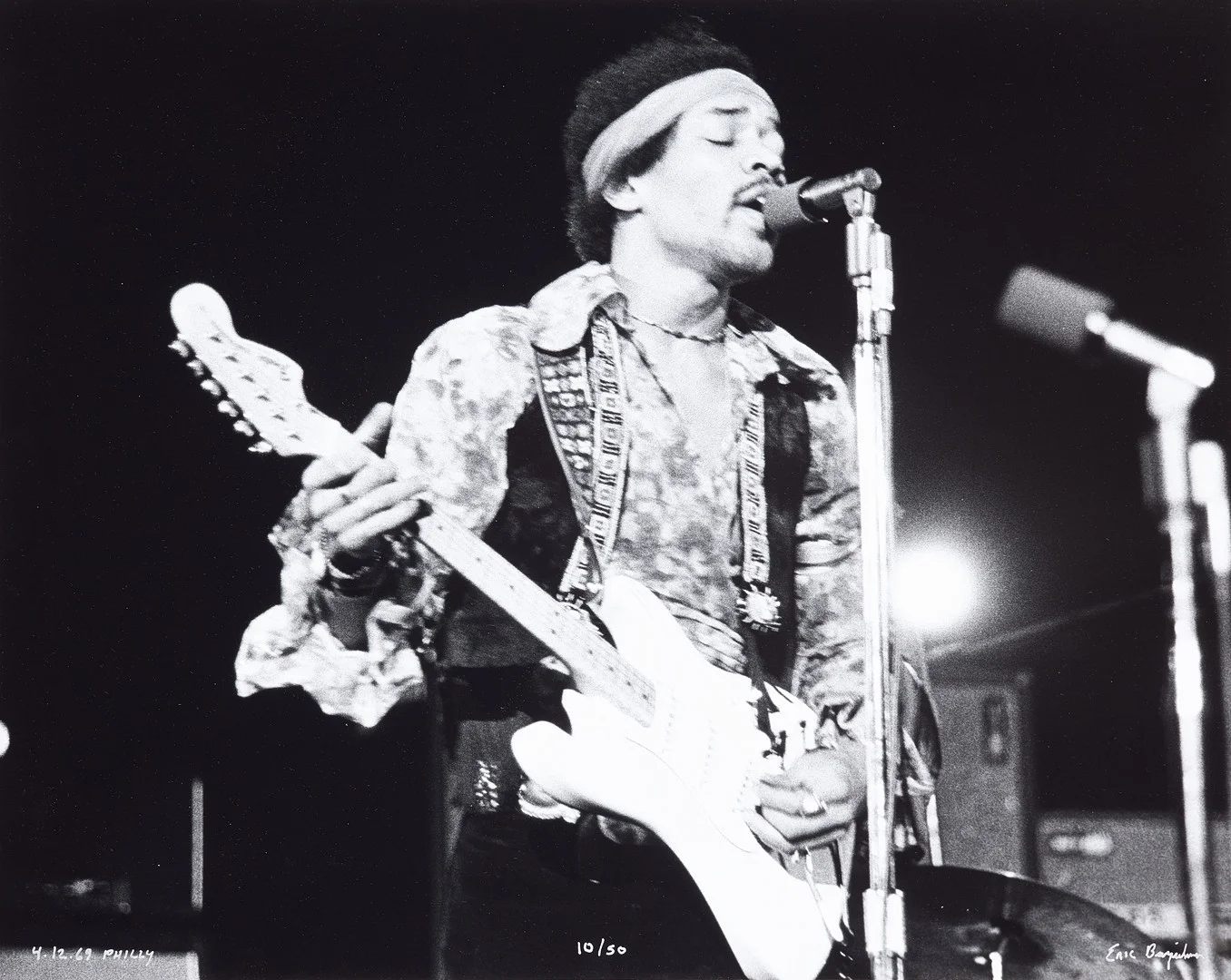 JIMI HENDRIX, Philadelphia Spectrum, April 12, 1969, fotograferat av Eric Bazilian, sångare och gitarrist från bandet "The Hooters", Ilford silver gelatin papper, numrerad 10/50, signerad. — Photography — Stockholms Auktionsverk Sickla