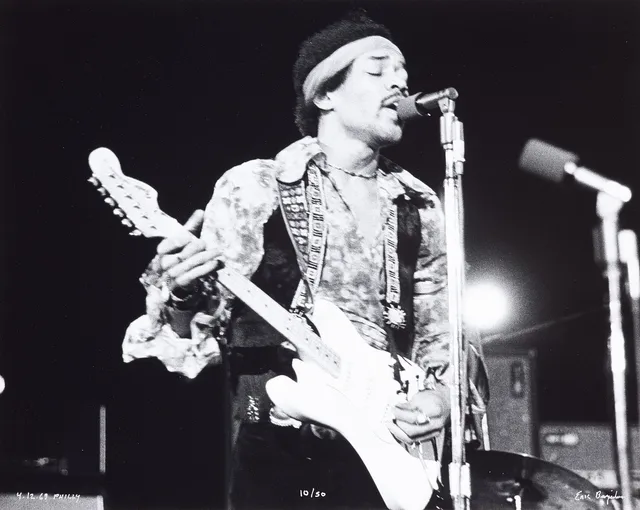 JIMI HENDRIX, Philadelphia Spectrum, April 12, 1969, fotograferat av Eric Bazilian, sångare och gitarrist från bandet "The Hooters", Ilford silver gelatin papper, numrerad 10/50, signerad.