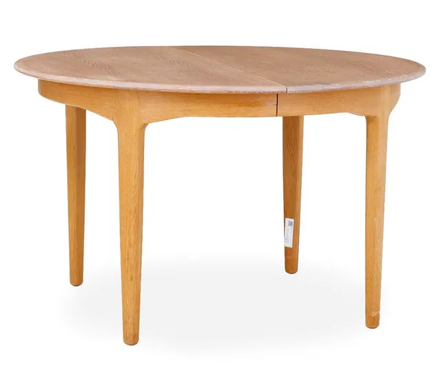 Dining table of oak with extension and four extra leaves, hereof one with rail. Manufactured by Sorø Stolefabrik. H. 73 cm. Diam./L. 120/320 cm. (5)