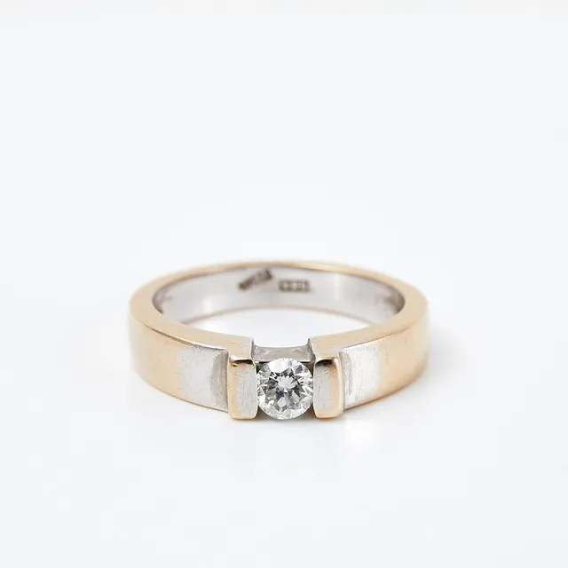RING, 18 k vit- och rödguld, 1 briljantslipad diamant, ca 0,25 ct enligt gravyr, stämplad GHA.