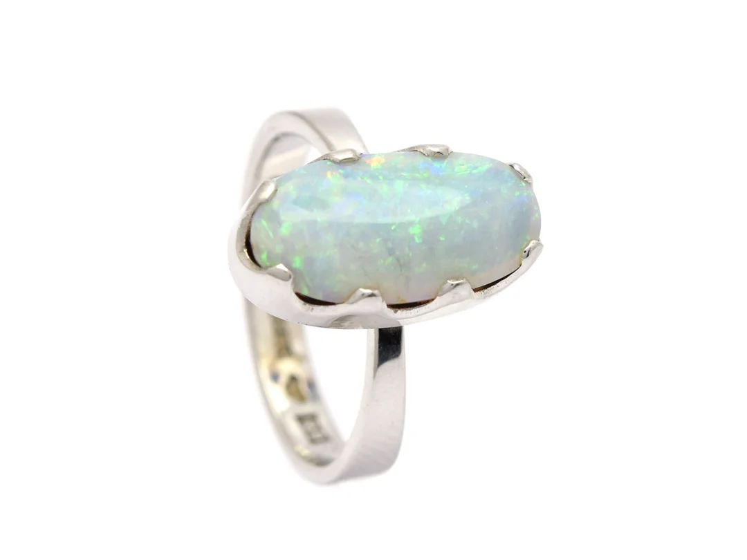 RING, 18K vitguld, vit opal, Hjulströms Juvelerare, Örebro 1966, stl 16,5 mm, vikt 4,7 g. — Smycken/Ring — Kaplans