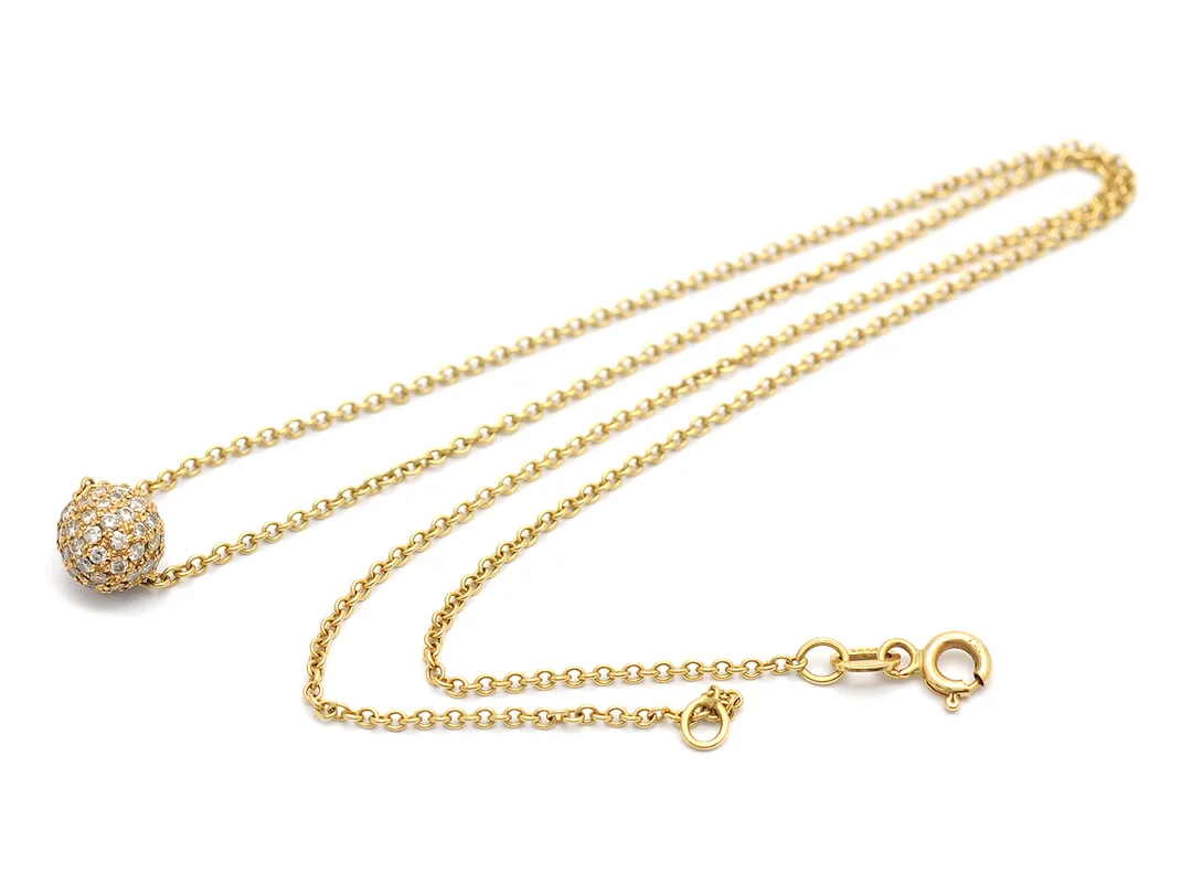 HÄNGE/KEDJA, 18K guld, ca 70 briljantslipade diamanter ca 0,70 ctv, ca VS, längd 42 cm, vikt 3,9 g. — Smycken/Hänge med kedja — Kaplans