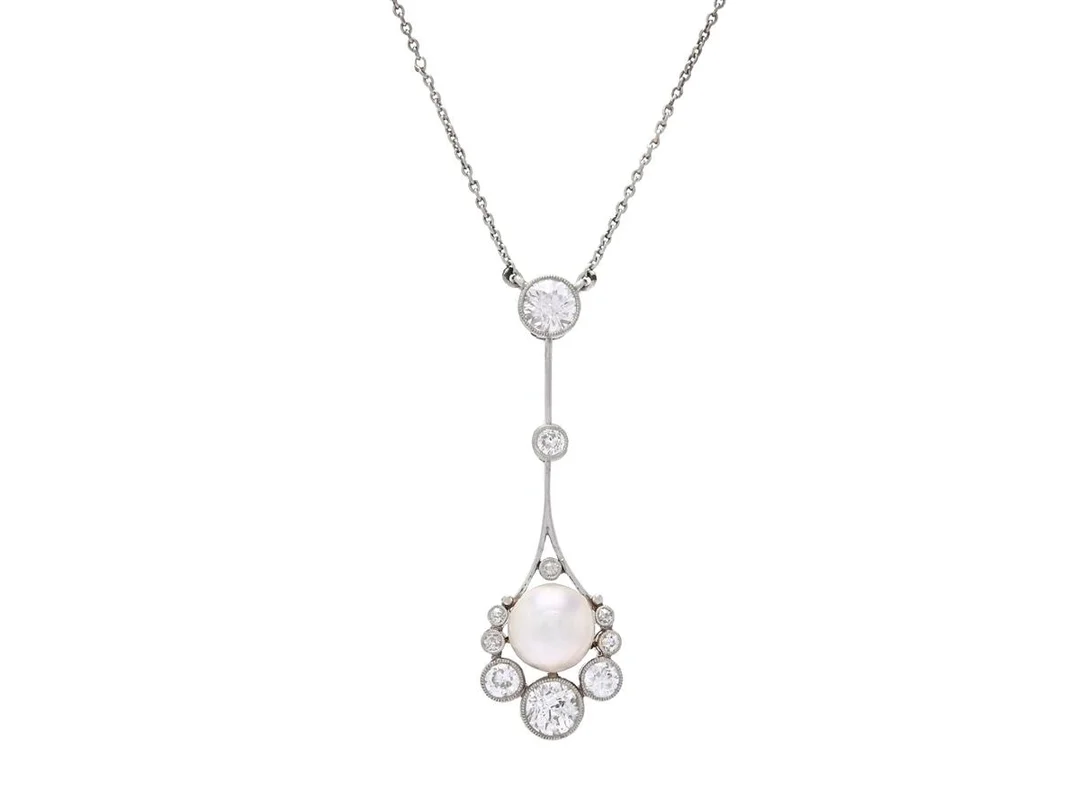 COLLIER, platina/silver, odlad pärla ca 7 mm, gammalslipade diamanter ca 0,95 ctv, 1900-talets första hälft, höjd 37 mm, längd 50 cm, vikt 4,5 g, enstaka diamanter har skador och nagg. — Smycken/Collier — Kaplans