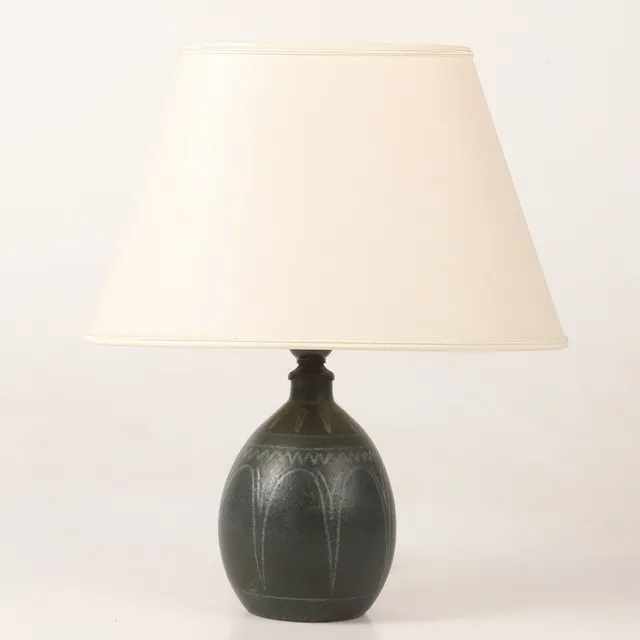 AGNE ARONSSON. Bordslampa, glaserad keramik med textilskärm, signerad.
