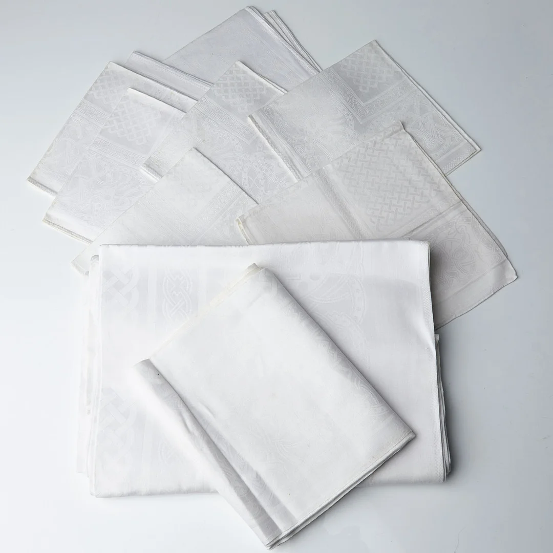 SIGNE SOHLMAN. "Drakmönstret", Almedahls väveri, 13 dlr, linnedamast, bestående av: 1 duk, 12 servetter. — Textiles — Stockholms Auktionsverk Sickla