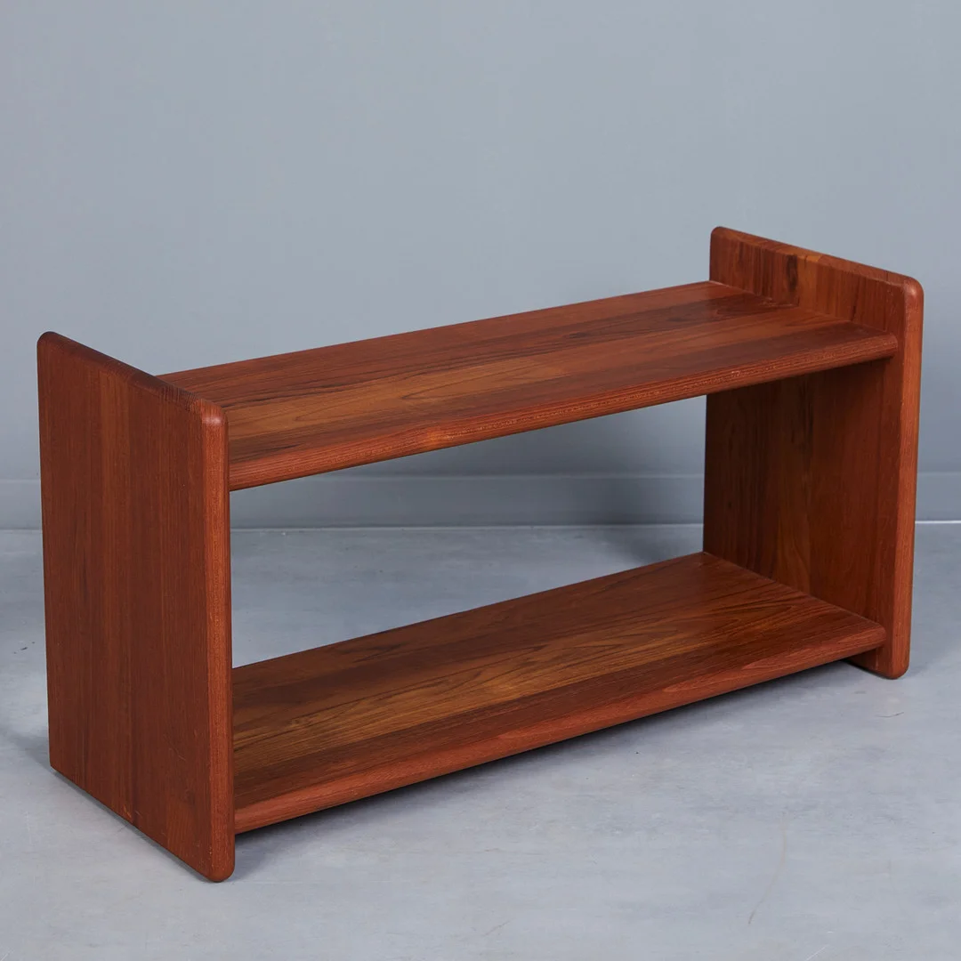 Regal / Wandregal, Teak, 1960er Jahre, Dänemark. — Cupboards, Cabinets & Shelves — Stockholms Auktionsverk Köln
