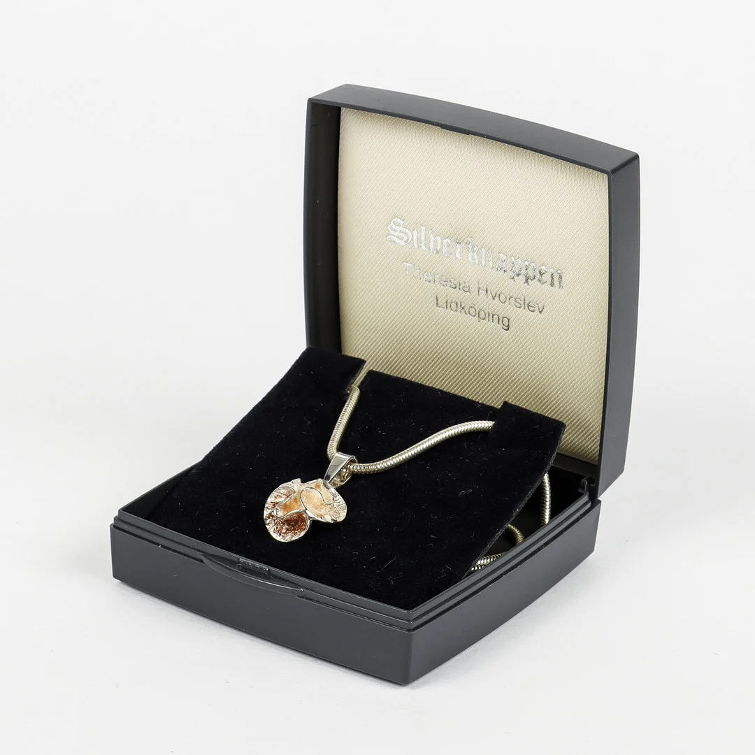 THERESIA HVORSLEV. Halssmycke, silver, Silverknappen, Linköping. — Necklace — Karlstad Hammarö Auktionsverk