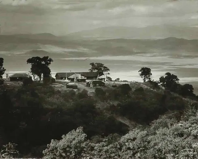 SVEN GILLSÄTER (1921-2001). Fotografi, By, bergslandskap i bakgrunden, 1900-talets mitt.