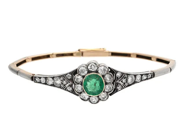 ARMBAND, 14K guld/silver, ovalslipad smaragd ca 1,50 ct, gammal- och rosenslipade diamanter ca 1,60 ctv, ca W-Cr/SI-P, längd 16,5 cm, vikt 9,3 g, smaragden har interna sprickbildningar samt inneslutningar som når ytan, diamanterna har naturaler, nagg och skador.