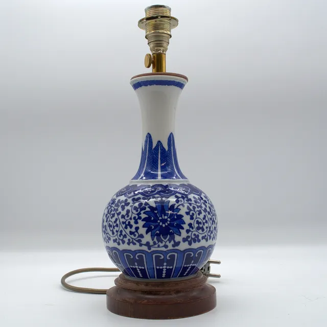 PORZELLANVASE ALS LAMPE, CHINA, UM 1970.