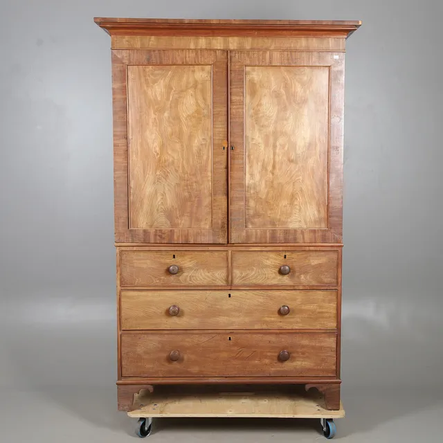 A NINETEENTH CENTURY FADED MAHOGANY TWO PART LINEN PRESS.