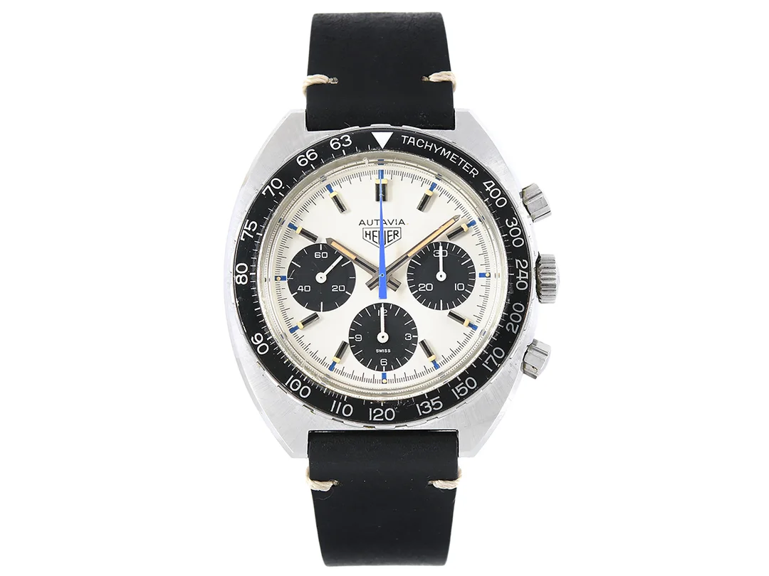 HEUER, Autavia, "Tachymeter", s.k. "Siffert Colours", Cal Valjoux 7736, Serie nr. 200101, Ref nr. 73663, kronograf, herrur, 42,3 mm, stål, manuell, plexiglas, datum, boett signerad "Heuer-Leonidas SA", läderband, ca 1972, box. — Klockor/Heuer — Kaplans