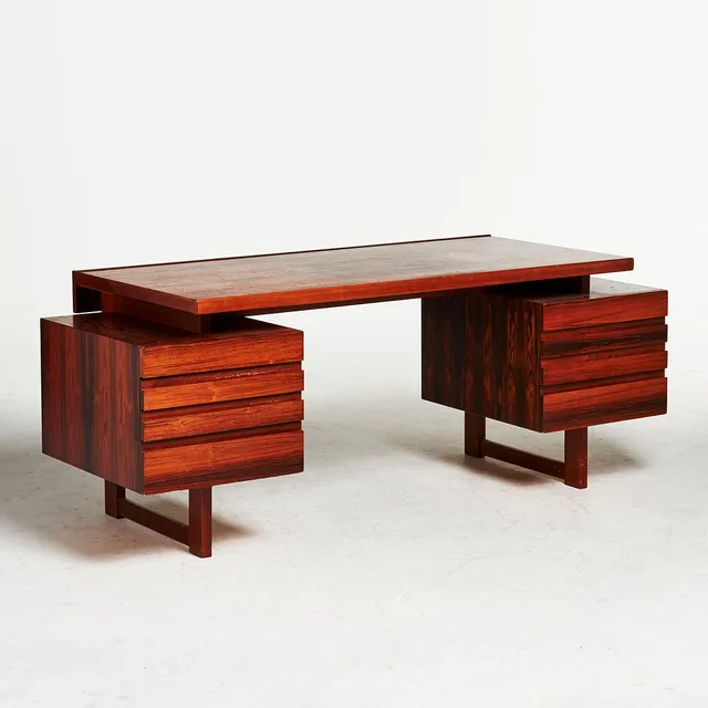 OLAVI HÄNNINEN. skrivbord, "Paletti", för HMN Huonekalu Mikko Nupponen, Lahtis, 1960-tal, fanérad i riopalisander, två hurtsar med fyra draglådor var.