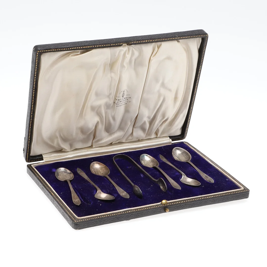 A GEORGE V CASED SET OF 6 TEA/ COFFEE SPOONS & MATCHING TONGS. — Silver — Lawrences Auctioneers